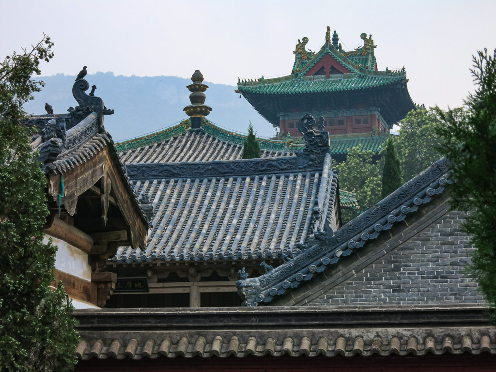 Крыши храмового комплекса Суншаньский монастырь Шаолинь
